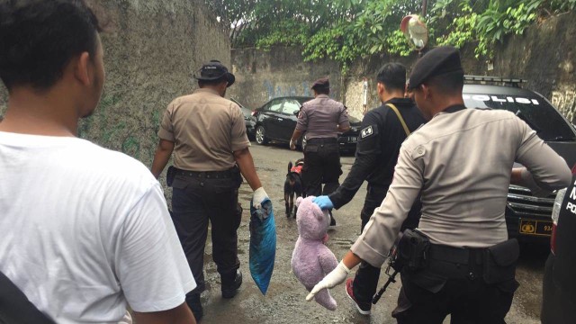 Polisi menyisir TKP pembunuhan keluarga di Pondok Gede dengan anjing pelacak. (Foto: Reki Febrian/kumparan)