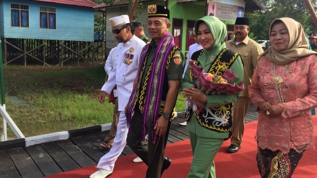 Pemberian Gelar Adat dari Kesultanan Kutai Kertanegara pada KSAD Jenderal Mulyono. (Foto: Ferry Fadhlurrahman/kumparan)