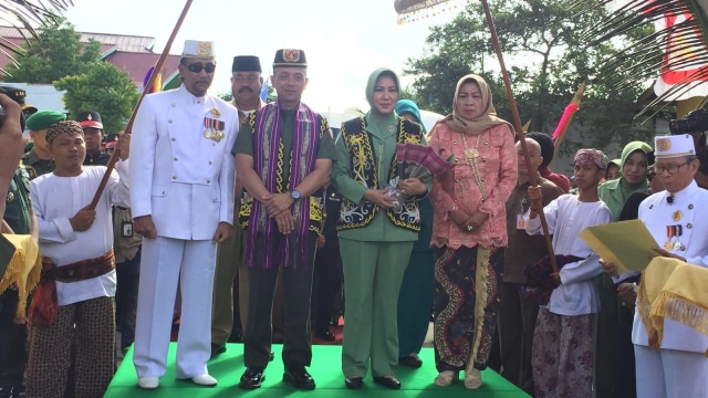 Pemberian Gelar Adat dari Kesultanan Kutai Kertanegara pada KSAD Jenderal Mulyono. (Foto: Ferry Fadhlurrahman/kumparan)