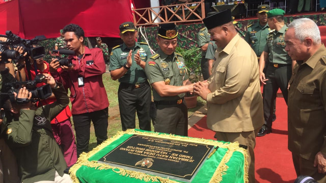 Peresmian Jembatan TMMD oleh Plt Bupati Kutai Kertanegara Edi Damansyah. (Foto: Ferry Fadhlurrahman/kumparan)