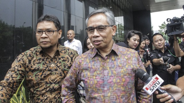 Ketua Dewan Komisioner OJK Wimboh Santoso berjalan keluar gedung KPK usai menjalani pemeriksaan oleh penyidik KPK di Jakarta, Selasa (13/11/2018). (Foto: ANTARA FOTO/Muhammad Adimaja)