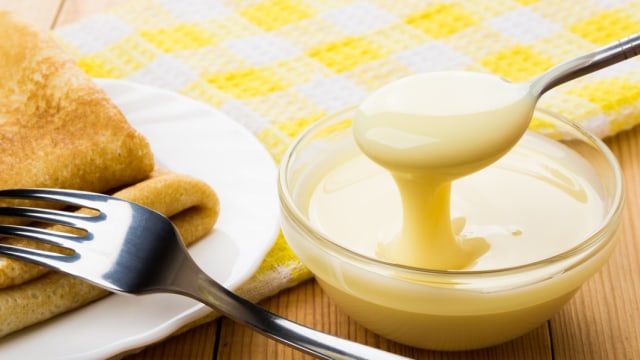 Gunakan susu kental manis sebagai pelengkap sajian Foto: Shutterstock