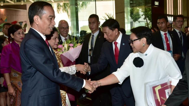 Jokowi dan Iriana tiba di Singapura untuk KTT ASEAN. (Foto: Dok. Biro Pers Setpres)
