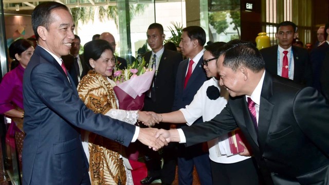 Jokowi dan Iriana tiba di Singapura untuk KTT ASEAN. (Foto: Dok. Biro Pers Setpres)