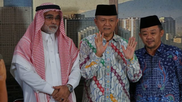 Anwar Abbas (tengah) bersama Dubes Arab Saudi Osama bin Mohammed Abdullah Al Shuaibi (kiri) di PP Muhammadiyah, Jakarta, Selasa (13/11). (Foto: Jamal Ramadhan/kumparan)