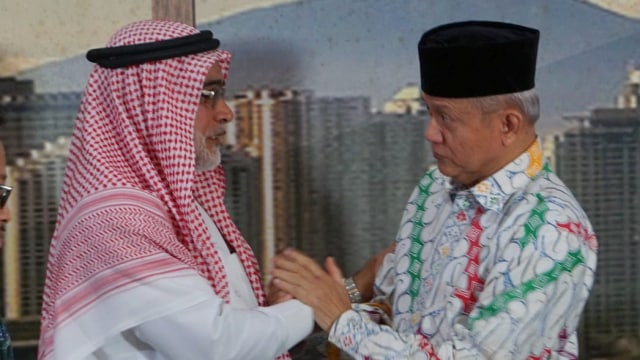 Anwar Abbas (kanan) bersama Dubes Arab Saudi Osama bin Mohammed Abdullah Al Shuaibi di PP Muhammadiyah, Jakarta, Selasa (13/11). (Foto: Jamal Ramadhan/kumparan)