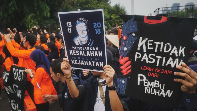 Sejumlah mahasiswa Universitas Atma Jaya melakukan demonstrasi di depan Istana Presiden, Jalan Medan Merdeka Barat, Jakarta, Selasa (13/11/2018). (Foto: Jamal Ramadhan/kumparan)