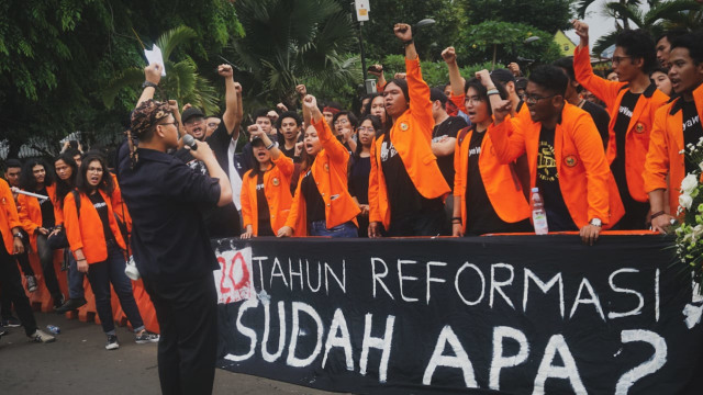 Sejumlah mahasiswa Universitas Atma Jaya melakukan demonstrasi di depan Istana Presiden, Jalan Medan Merdeka Barat, Jakarta, Selasa (13/11/2018). (Foto: Jamal Ramadhan/kumparan)
