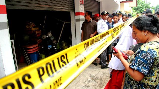 Tim Inafis Polda Metro Jaya melakukan olah tempat kejadian perkara di rumah kios yang menjadi lokasi perisitiwa pembunuhan satu keluarga, di kawasan Jatirahayu, Bekasi, Jawa Barat, Selasa (13/11/2018).  (Foto: ANTARA FOTO/Risky Andrianto)