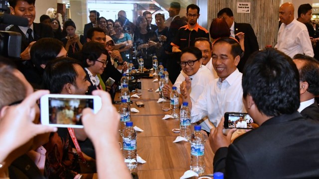 Jokowi makan siang dengan WNI di Singapura. (Foto: Dok. Biro Pers Setpres)
