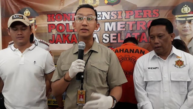 Konferensi Pers Polres Metro Jakarta Selatan ungkap kasus pencurian.
 (Foto: Twitter/@MetroJaksel)