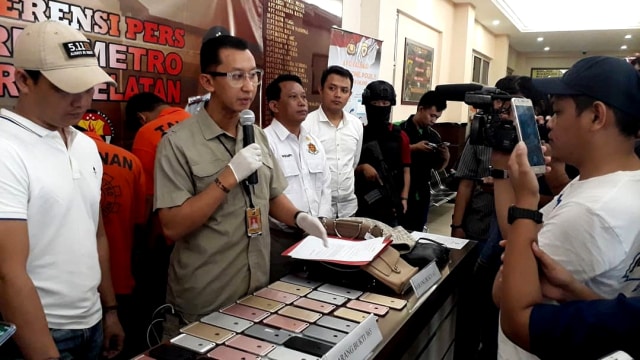 Konferensi Pers Polres Metro Jakarta Selatan ungkap kasus pencurian.
 (Foto: Twitter/@MetroJaksel)