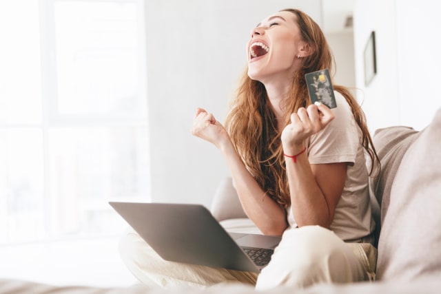 Perempuan Karier Pengguna Kartu Kredit Foto: Shutterstock