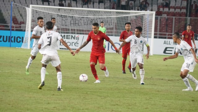 Beto saat merebut bola dari pemain Timor Leste. (Foto: Helmi Afandi Abdullah/kumparan)