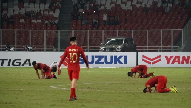 Sujud syukur pemain Timnas Indonesia usai menang 3-1 melawan Timor Leste. (Foto: Helmi Afandi/kumparan)