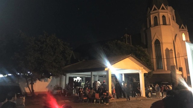 Suasana di Gereja Oikumene Cipayung, tempat keluarga korban Pembunuhan Pondok Gede disemayamkan sementara. (Foto: Reki Febrian/kumparan)