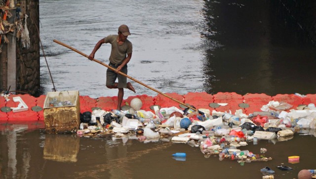 Pembersihan sampah kiriman dari Bogor yang sempat menggunung oleh UPK Badan Air di Pintu Air Manggarai, Jakarta, Selasa (14/11/2018). (Foto: Nugroho Sejati/kumparan)