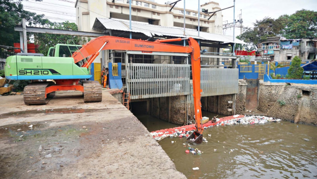 Pembersihan sampah kiriman dari Bogor yang sempat menggunung oleh UPK Badan Air di Pintu Air Manggarai, Jakarta, Selasa (14/11/2018). (Foto: Nugroho Sejati/kumparan)