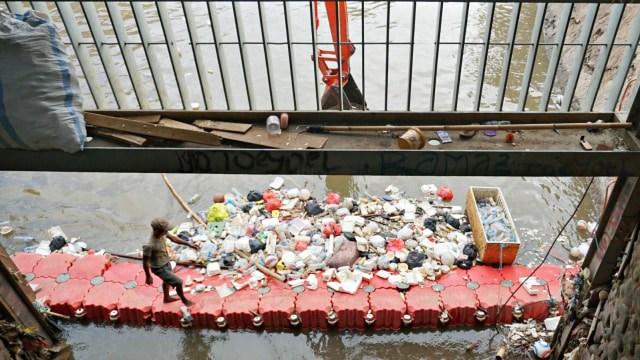 Pembersihan sampah kiriman dari Bogor yang sempat menggunung oleh UPK Badan Air di Pintu Air Manggarai, Jakarta, Selasa (14/11/2018). (Foto: Nugroho Sejati/kumparan)