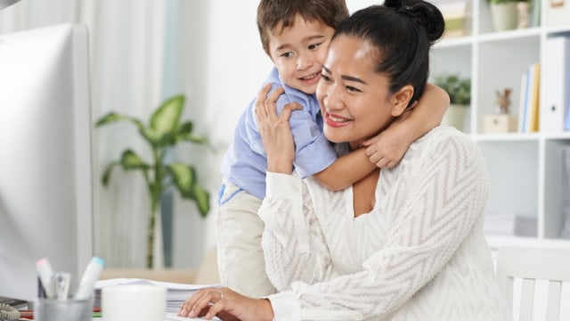 Ilustrasi ibu bekerja bersama anak. Foto: Shutterstock