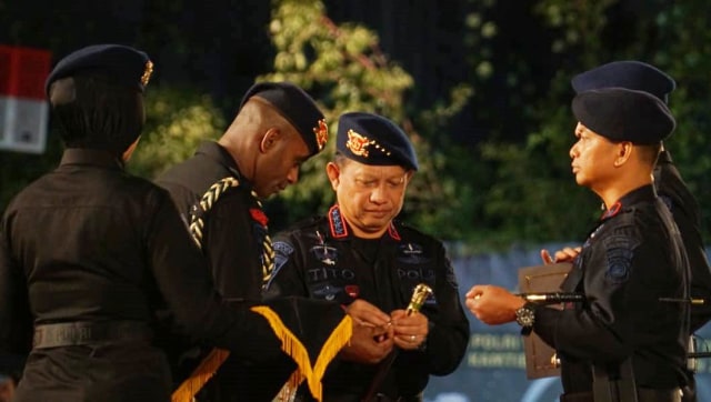 Penyerahan penghargaan anggota-anggota Brimob terbaik oleh Kapolri Jenderal Tito Karnavian di HUT Brimob Polri Ke 73 di Mako Brimob Kelapa Bua, Depok, (14/11/2018). (Foto: Helmi Afandi Abdullah/kumparan)