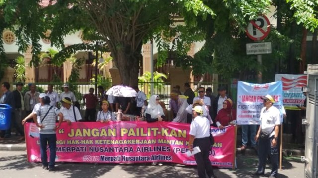 Puluhan pengunjuk rasa yang mengharap Merpati tidak di-pailitkan. (Foto: Nuryatin Phaksy Sukowati/kumparan)