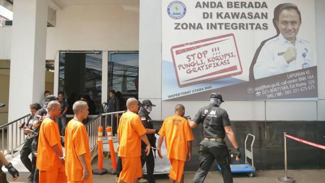 Sejumlah tersangka jaringan narkotika internasional Langsa, Aceh di Gedung BNN, Jakarta, Rabu (14/11/2018). (Foto: Nugroho Sejati/kumparan)