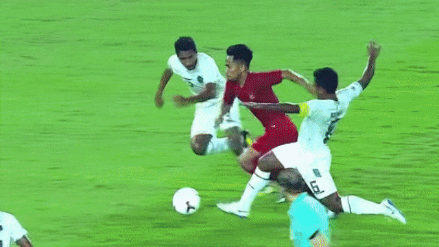 Andik Vermansah dapat menembus penjagaan ketat pemain Timor Leste dengan aksi dribel apik. (Foto: Futbal Momentum Asia - FMA/Youtube)