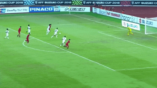 Aksi individu Andik Vermansah yang berujung penalti untuk Timnas Indonesia.
 (Foto: Futbal Momentum Asia - FMA/Youtube)