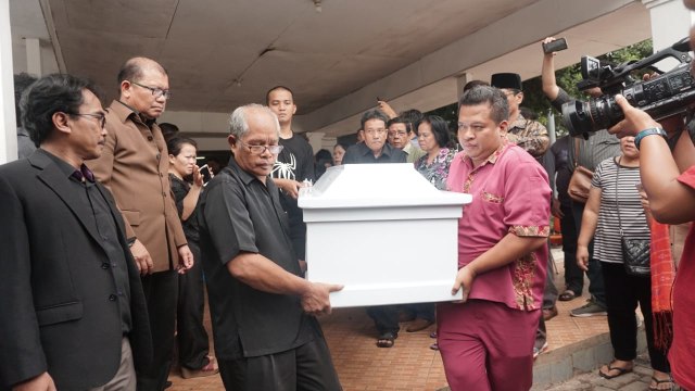 Empat peti jenazah korban pembunuhan sekeluarga di Pondok Gede dibawa menuju Medan, Sumatera Utara dari Gereja Oikumene, Cijantung, Jakarta Timur (14/11). Foto: Iqbal Firdaus/kumparan