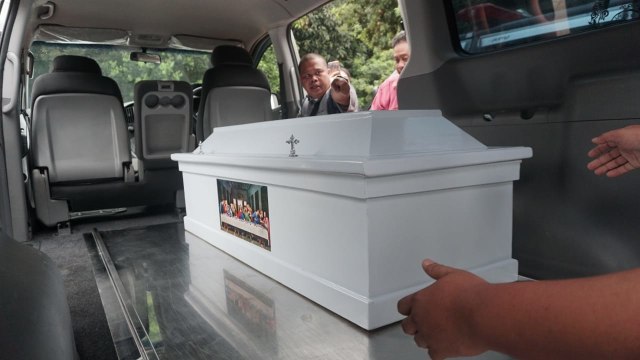 Peti berisi jenazah anak Daperum Nainggolan. Daperum, istri, dan dua anaknya dibunuh di rumah mereka di Pondok Gede, Bekasi. (Foto: Iqbal Firdaus/kumparan)