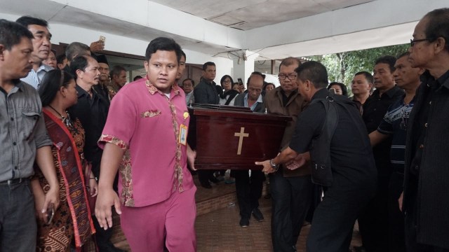 Empat peti jenazah korban pembunuhan sekeluarga di Pondok Gede dibawa menuju Medan, Sumatera Utara dari Gereja Oikumene, Cijantung, Jakarta Timur (14/11). (Foto: Iqbal Firdaus/kumparan)