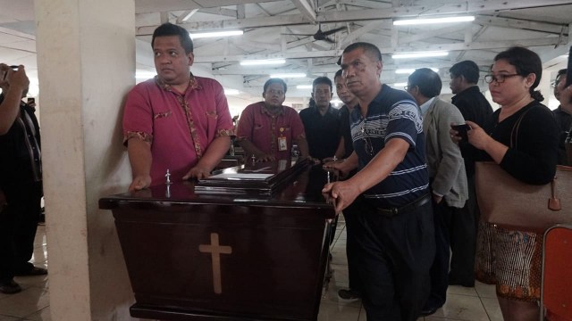 Empat peti jenazah korban pembunuhan sekeluarga di Pondok Gede dibawa menuju Medan, Sumatera Utara dari Gereja Oikumene, Cijantung, Jakarta Timur (14/11). (Foto: Iqbal Firdaus/kumparan)