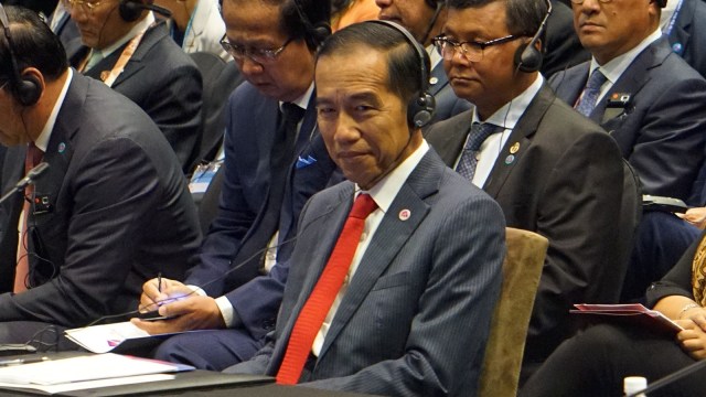 Presiden Joko Widodo menghadiri pertemuan KTT Ke-21 ASEAN-Cina di Pusat Konvensi Suntec, Singapura, Rabu (14/11/2018).  (Foto: ANTARA FOTO/Bayu Prasetyo)