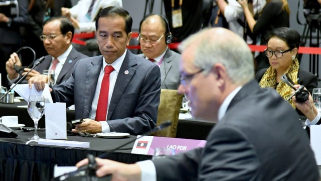 Presiden Joko Widodo menghadiri pertemuan KTT Ke-21 ASEAN-Cina di Pusat Konvensi Suntec, Singapura, Rabu (14/11/2018).  (Foto: Dok. Biro Pers Setpres)