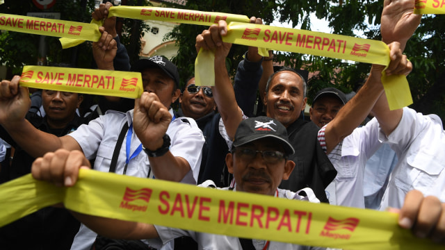 Sejumlah mantan karyawan PT Merpati Nusantara Airlines (Persero) melakukan aksi di depan Pengadilan Negeri (PN) Surabaya, Jawa Timur, Rabu (14/11/2018) Foto: ANTARA FOTO/Zabur Karuru