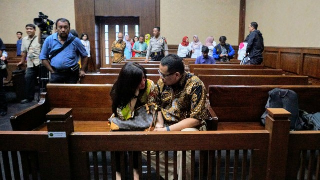 Dudy Jocom bersama Istrinya di Pengadilan Tipikor, Jakarta. (Foto: Nugroho Sejati/kumparan)
