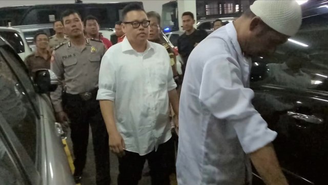 Presenter Reza Bukan saat tiba di PN Jakarta Barat untuk jalani sidang kasus narkotika. (Foto: Aria Pradana/kumparan.)