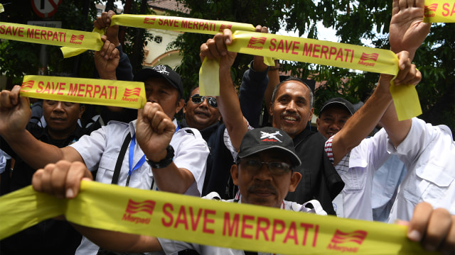 Sejumlah mantan karyawan PT Merpati Nusantara Airlines (Persero) melakukan aksi di depan Pengadilan Negeri (PN) Surabaya, Jawa Timur. Foto: ANTARA FOTO/Zabur Karuru