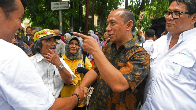 Direktur Utama Merpati Asep Ekanugraha (tengah) menyapa sejumlah mantan karyawan PT Merpati Nusantara Airlines (Persero) usai jalani sidang. (Foto: ANTARA FOTO/Zabur Karuru)