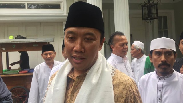 Menpora Imam Nahrawi sambangi rumah Ma’ruf Amin di Jalan Situbondo, Rabu (14/11/2018). (Foto: Moh Fajri/kumparan)