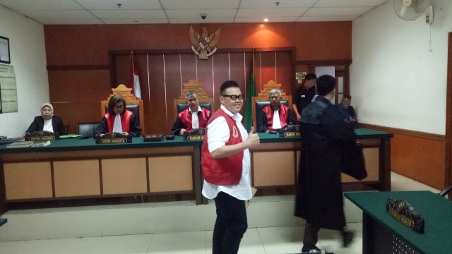 Deron Eka alias Reza Bukan di Pengadilan Negeri Jakarta Barat. (Foto: Aria Pradana/kumparan)