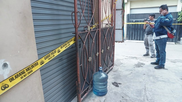 Suasana lokasi pembunuhan satu keluarga di Pondok Gede, Jakarta Timur. (Foto: Iqbal Firdaus/kumparan)