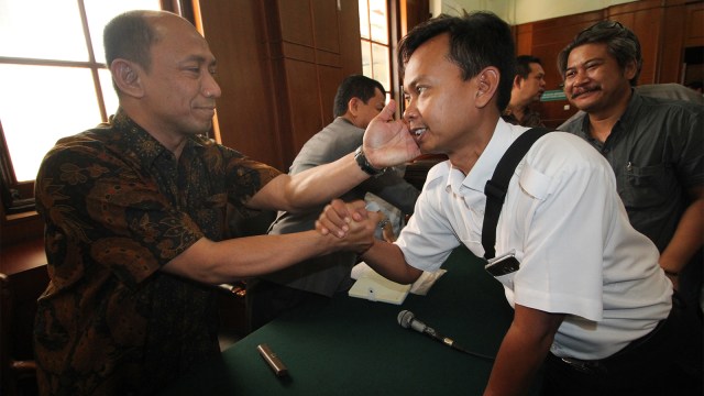 Direktur Utama PT Merpati Nusantara Airlines (Persero) Asep Ekanugraha (kiri) mendapatkan ucapan selamat dari karyawannya usai sidang putusan. (Foto: ANTARA FOTO/Moch Asim)