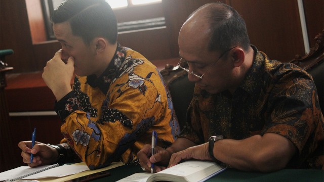 Direktur Utama PT Merpati Nusantara Airlines (Persero) Asep Ekanugraha (kanan) mendengarkan pembacaan putusan hakim saat sidang. (Foto: ANTARA FOTO/Moch Asim)