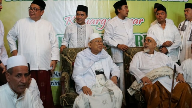 Wapres nomor urut 1, KH Ma'ruf Amin (kiri)  bersama Habib Abu Bakar bin Hasan Alattas Azzabidi (kanan) pada peringatan Maulid Nabi Muhammad SAW di Jalan Situbondo, Jakarta. (Foto: Helmi Afandi/kumparan)