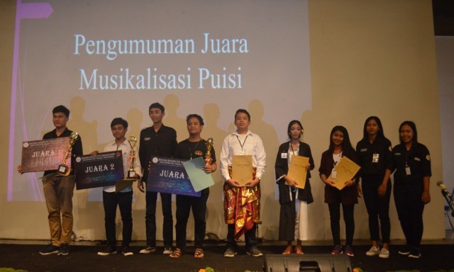 SMAN 3 Denpasar Gaet Juara Lomba Musikalisasi Puisi BEM UNHI