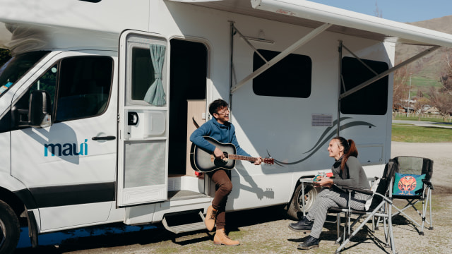 Pasangan Nadine dan Dimas road trip dengan campervan di Selandia Baru (Foto: Tourism New Zealand)