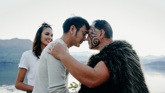 Pasangan Nadine dan Dimas mendapat berkat dari suku Maori (Foto: Tourism New Zealand)