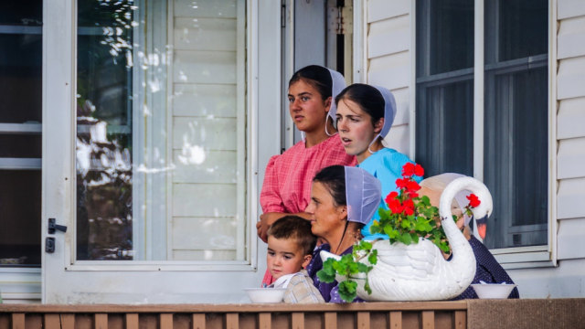 Wanita Amish menikmati sore di teras rumah (Foto: Shutter Stock)